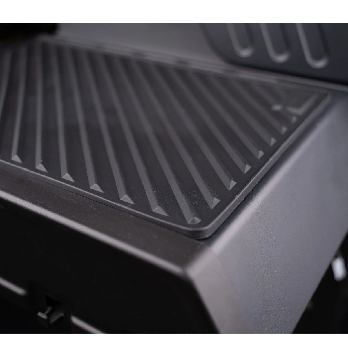 SANTOS S-518 All Black Mit Seiten- Und Heckbrenner, Schwarz, Inkl. Drehspieß, Rostheber & Silikonablage & Graviertes ZWILLING Pro Messer 18 SANTOS S-518 All Black Mit Seiten- Und Heckbrenner, Schwarz, Inkl. Drehspieß, Rostheber & Silikonablage & Graviertes ZWILLING Pro Messer – Bild 16