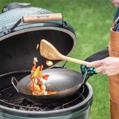Big Green Egg Grill-Wok Aus Kohlenstoffstahl -GrillMeister Geschäft big green egg grill wok aus kohlenstoffstahl a56cb79893985a930b4bab249307b1ba