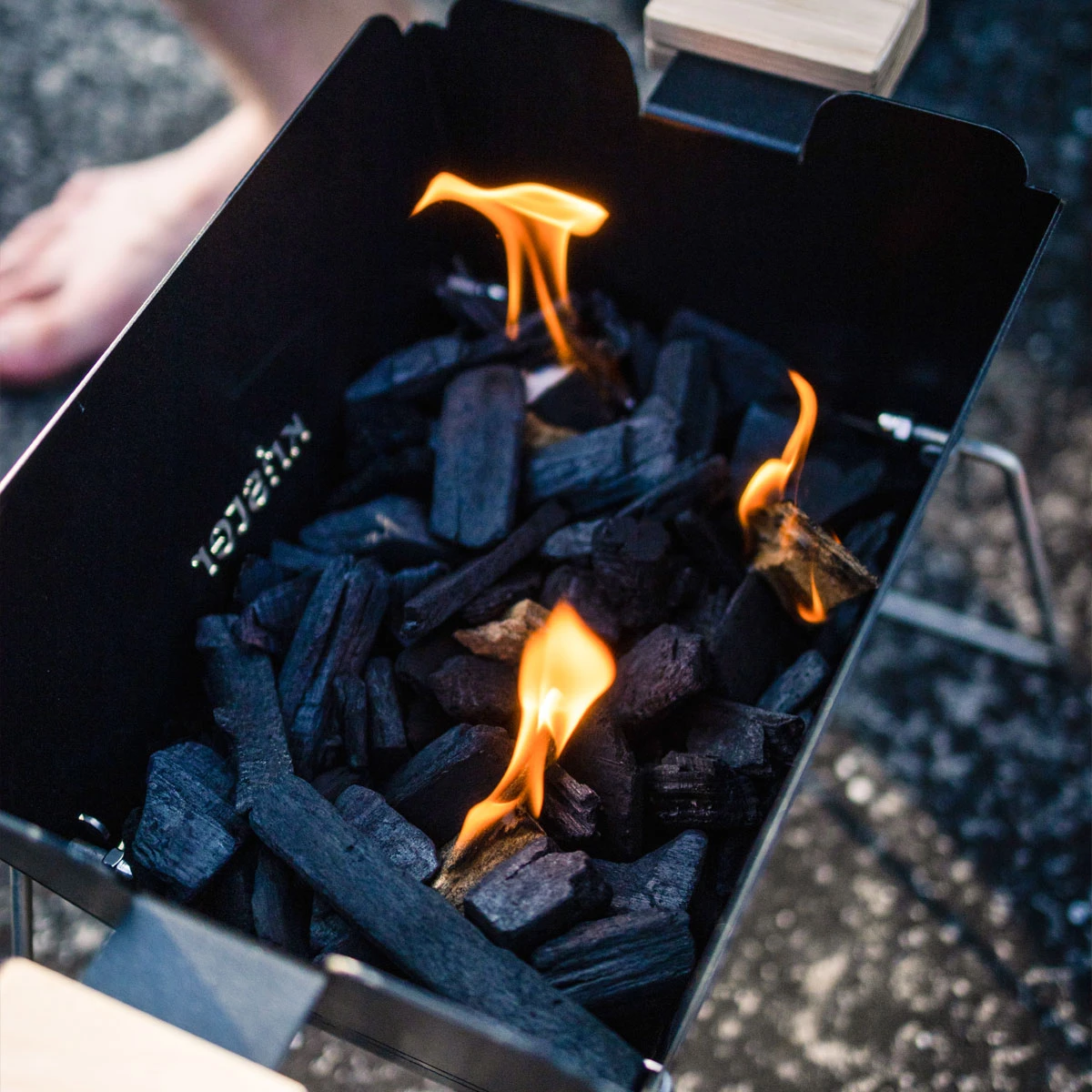 Knister Grill Small – Tragbarer Holzkohlegrill 11 Knister Grill Small – Tragbarer Holzkohlegrill – Bild 9