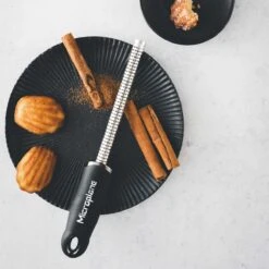 Microplane Premium Gewürzreibe Schwarz -GrillMeister Geschäft microplane premium gewuerzreibe schwarz 893c277512a7e06745b911029037cd87
