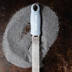 Microplane Premium Reibe / Zester, Küstenblau -GrillMeister Geschäft microplane premium reibe zester kuestenblau c4ecd7d6cf15bb184a1aee0ed7c3ad20