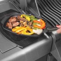 Napoleon Pro Gusseiserne Pfanne Mit Holzuntersetzer, 30 X 19 Cm -GrillMeister Geschäft napoleon gusseiserne pfanne mit untersetzer 59828008338abda02581219bcfbaa9d6