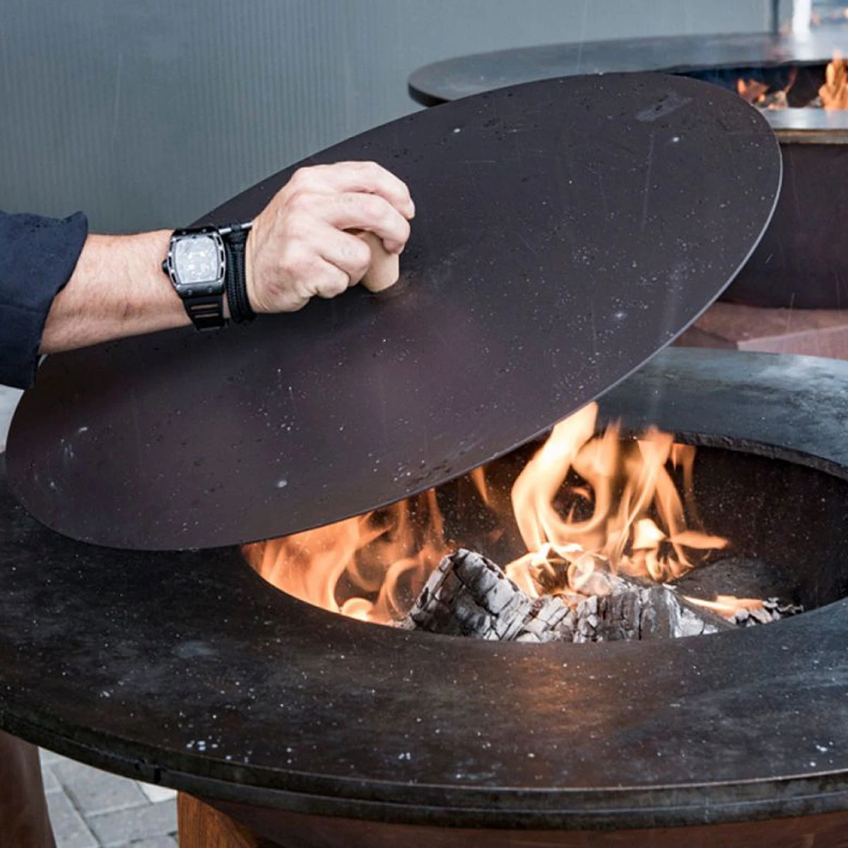 OFYR Löschdeckel Schwarz XL (Ø 90 Cm) 4 OFYR Löschdeckel Schwarz XL (Ø 90 Cm) – Bild 2