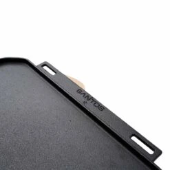 SANTOS Wende-Gussplatte Mit Holzuntersetzer Und Abnehmbaren Griffen 40 X 32 X 1,9 Cm -GrillMeister Geschäft s wende gussplatte mit holzuntersetzer und abnehmbaren griffen 40 cm x 32 25 cm x 1 9 cm 4e92d2f5e8816823d32a30d1e50c766d