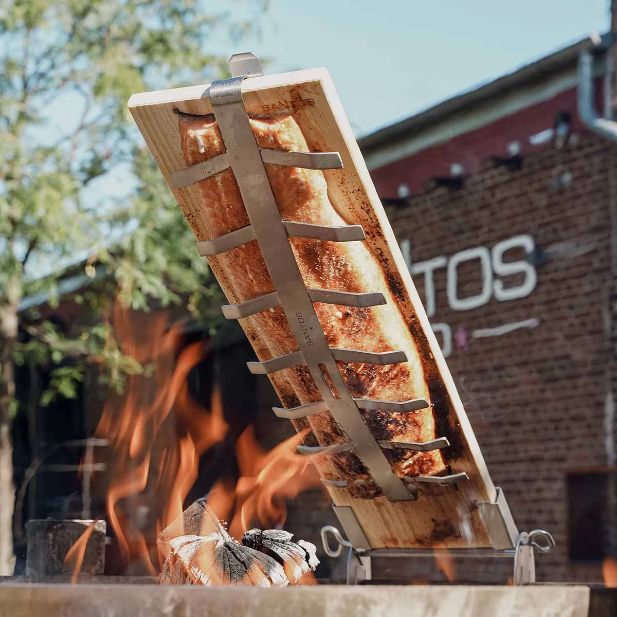 SANTOS Flammlachshalter Aus Edelstahl Inkl. Flammlachsbrett Aus Zedernholz 11 SANTOS Flammlachshalter Aus Edelstahl Inkl. Flammlachsbrett Aus Zedernholz – Bild 9