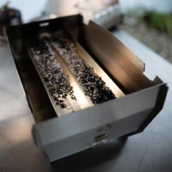 Skotti Smak Räucherschale Edelstahl -GrillMeister Geschäft skotti smak raeucherschale edelstahl 4042991bdf4cd673a6899044f9f96a66