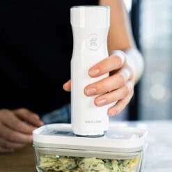 ZWILLING FRESH & SAVE Vakuumpumpe Mit Ladekappe, Weiß -GrillMeister Geschäft zwilling fresh save vakuumpumpe mit ladekappe weiss 8966688ca186f7350ae2eef7a5b8e30f