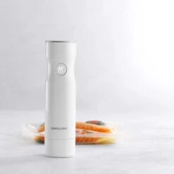 ZWILLING FRESH & SAVE Vakuumpumpe Mit Ladekappe, Weiß -GrillMeister Geschäft zwilling fresh save vakuumpumpe mit ladekappe weiss a62fd00c4d1e374949ba364efabe84f5